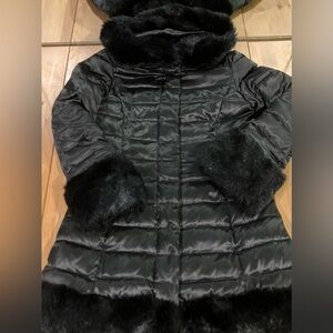 EUC 1 Madison Black Puffer Coat w/Faux Fur Accents Sz Sm 60% down 40% waterfowl